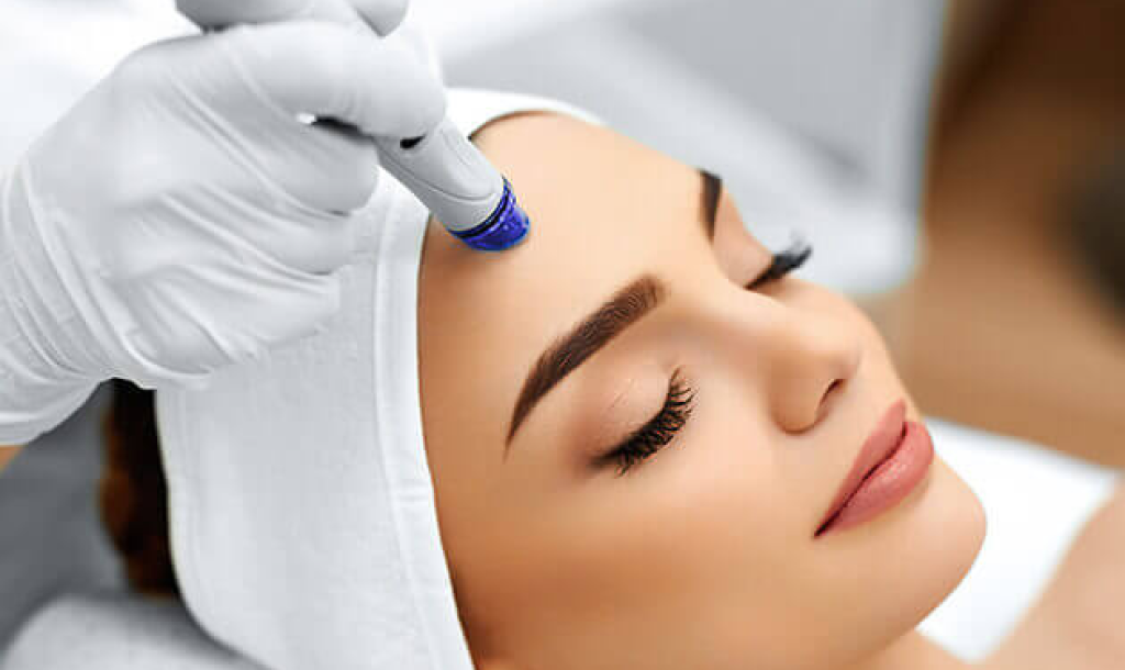 Proceso de extracción e hidratación del Hydrafacial en Murcia, ideal para todo tipo de piel.