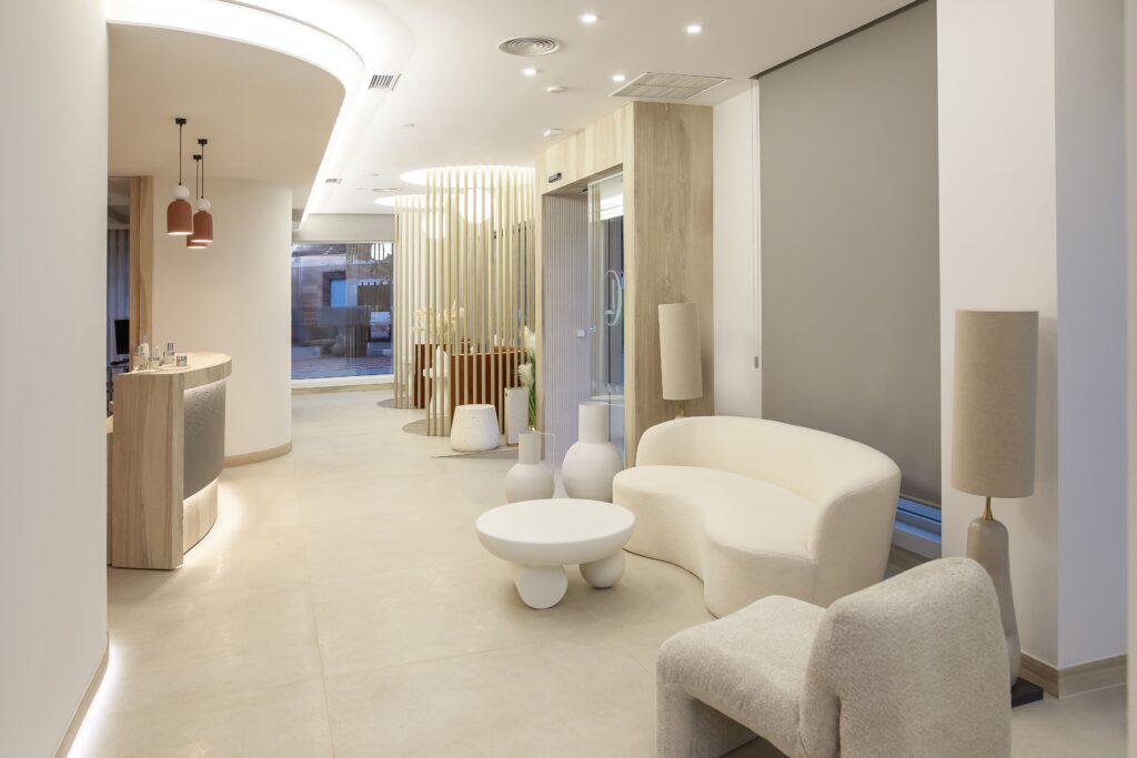 Recepción de Clínica Lorents, centro de medicina estética avanzada en Murcia