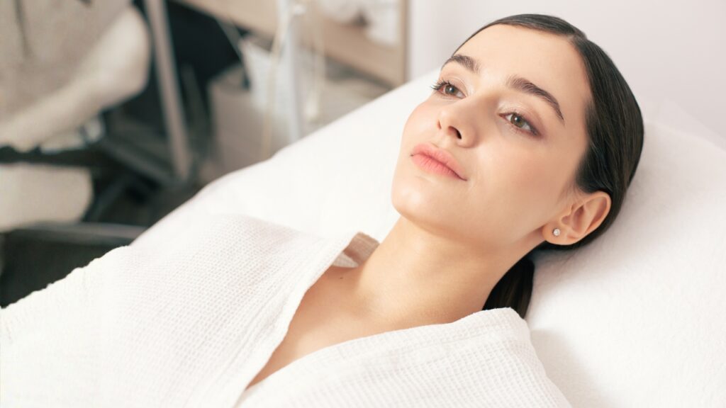 Paciente en consulta preparada para tratamiento de peeling facial en Clínica Lorents Murcia