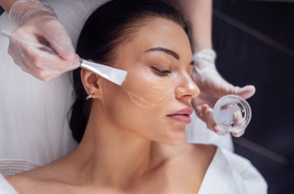 Aplicación de peeling químico facial con pincel para renovación celular en Clínica Lorents Murcia