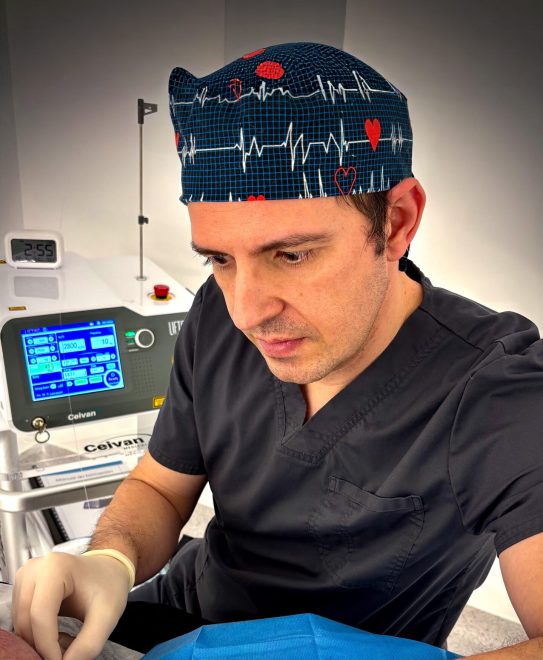 El Doctor Jose realizando un tratamiento de endolifting de papada con tecnología láser avanzada en Clínica Lorents Murcia.